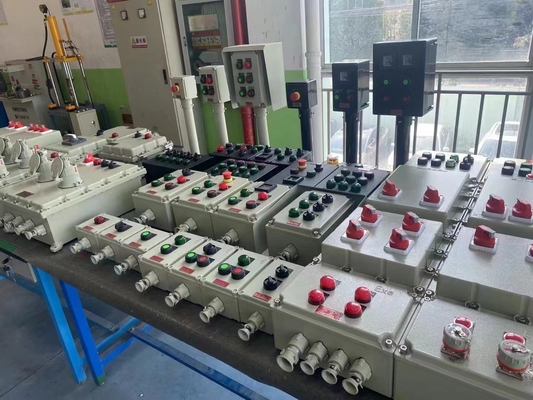 AC220/380V 2MM स्टील प्लेट सुरक्षित विद्युत प्रणालियों के लिए विस्फोट प्रूफ नियंत्रण पैनल