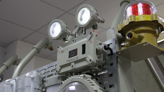 औद्योगिक अग्निरोधी आपातकालीन प्रकाश जो खतरनाक वातावरण में सुरक्षा सुनिश्चित करता है