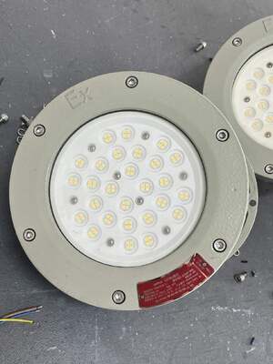 ATEX IECEx IP66 LED धमाका प्रूफ लाइट 100W 150W वेयरहाउस हाई बे लाइट AC 100-277V डाई-कास्टिंग एल्यूमीनियम 5 साल की वारंटी