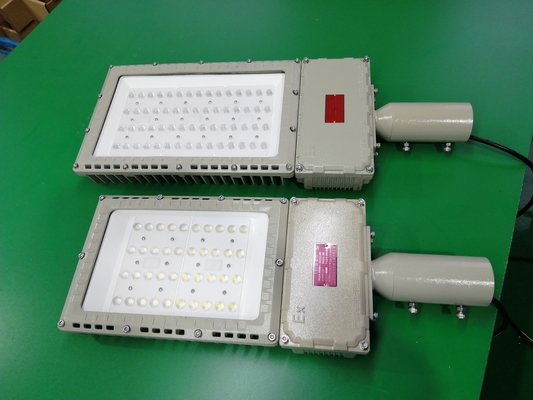 आउटडोर विस्फोट प्रूफ सौर स्ट्रीट लाइट Ip66 100w 200w एलईडी बाढ़ प्रकाश दक्षता 130lm / w के साथ पांच साल की वारंटी