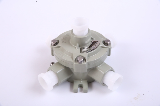 अच्छी गुणवत्ता 220/380 VAC IP65 विस्फोट प्रूफ जंक्शन बॉक्स केबल वायरिंग के लिए एल्यूमीनियम मिश्र धातु