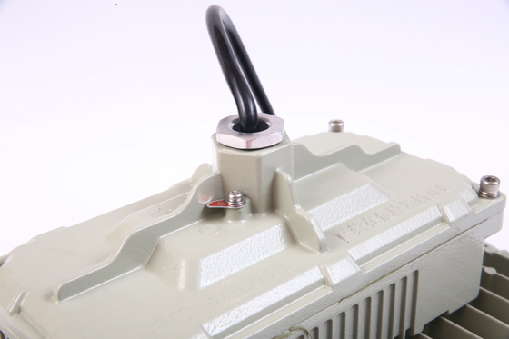 पेट्रोलियम गैस और औद्योगिक क्षेत्रों के लिए AC100-277V वोल्टेज 50w और IP66 सुरक्षा स्तर विस्फोट प्रूफ एलईडी बाढ़ प्रकाश