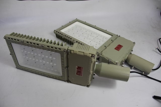100W 130lm/W विस्फोट प्रूफ बाढ़ रोशनी आउटडोर जलरोधक उच्च कठोरता बड़े पैमाने पर संचालन कार्य प्रकाश व्यवस्था