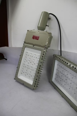 100W 130lm/W विस्फोट प्रूफ बाढ़ रोशनी आउटडोर जलरोधक उच्च कठोरता बड़े पैमाने पर संचालन कार्य प्रकाश व्यवस्था