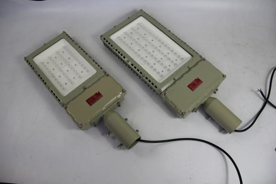 100W 130lm/W विस्फोट प्रूफ बाढ़ रोशनी आउटडोर जलरोधक उच्च कठोरता बड़े पैमाने पर संचालन कार्य प्रकाश व्यवस्था