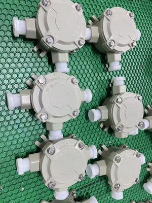 ATEX विस्फोट प्रूफ स्टै/एल्यूमीनियम पनरोक बहु इंटरफेस जंक्शन बॉक्स के साथ सुरक्षा IP66