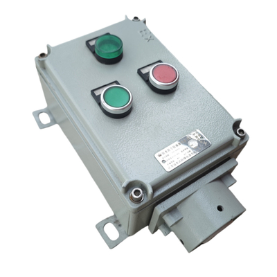 220V 380V विस्फोट प्रूफ बटन कंट्रोल स्टेशन समुद्री ग्रेड एल्यूमीनियम IP66 अनुकूलित केबल प्रवेश के साथ विरोधी संक्षारण ZONE1 ZONE2 ZONE21 ZONE22 के लिए सुरक्षित टिकाऊ