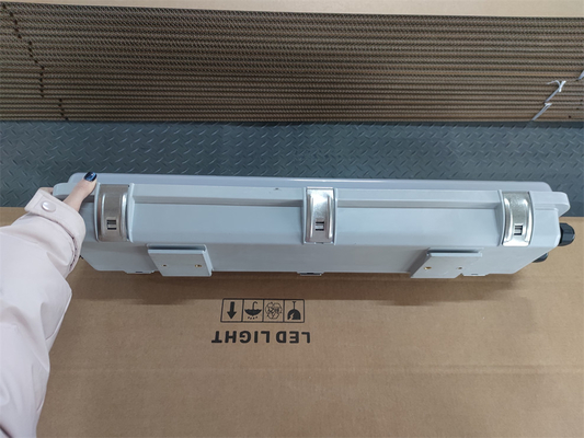 2*18w/2*36w विस्फोट प्रूफ फ्लोरोसेंट लाइट IP66 WF2 सुरक्षा स्तर उच्च CRI Ra≥70