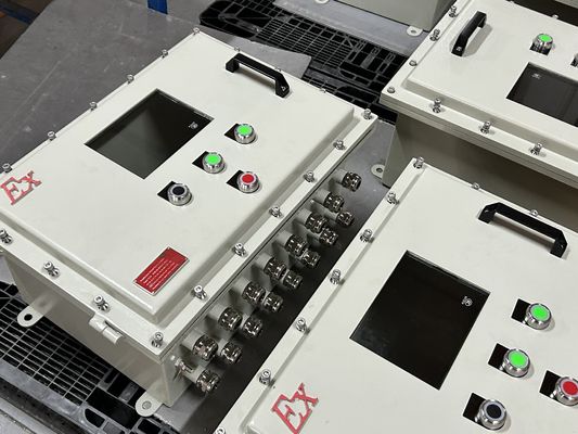 विस्फोट प्रतिरोधी अग्नि प्रतिरोधी नियंत्रण पैनल जो अग्नि-प्रवण सेटिंग्स में कर्मियों और महत्वपूर्ण उपकरणों की सुरक्षा करते हैं