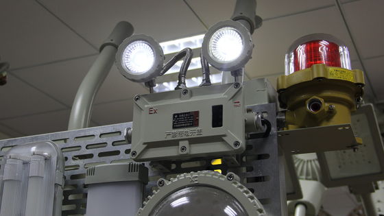 ATEX EAC CNEX IP67 प्रमाणित वर्ग 1 Div 2 खतरनाक वातावरण के लिए आपातकालीन प्रकाश 90-300VAC 24/36VDC वोल्टेज