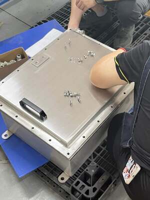 कस्टमाइज्ड स्टेनलेस स्टील 304/316 एक्सप्लोजन प्रूफ जंक्शन बॉक्स केबल एंट्री M20 एटेक्स प्रमाणित