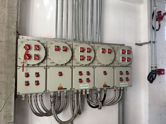 IIB T4 ATEX वितरण ज्वाला प्रतिरोधी नियंत्रण पैनल ज्वाला विस्फोट प्रूफ नियंत्रण पैनल एल्यूमिनियम मिश्र धातु बाड़े तेल और गैस उपयोग के लिए